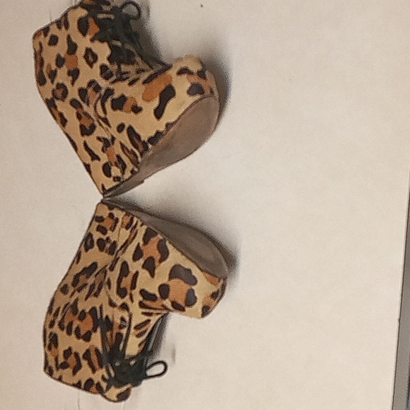 Steve Madden Leopard print booties size 7 1/2 - Picture 3 of 14